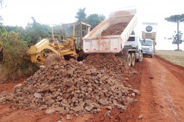 Prefeitura de Corbélia intensifica cascalhamento nas estradas rurais