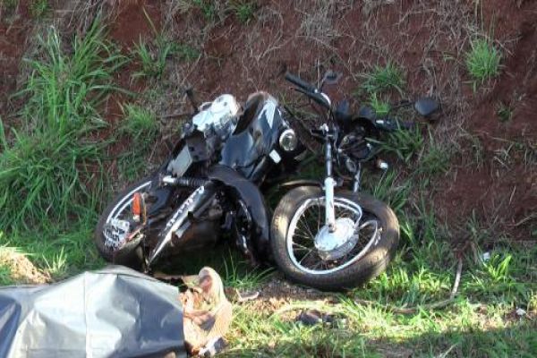 PR 486: jovem morre em acidente entre carreta e moto