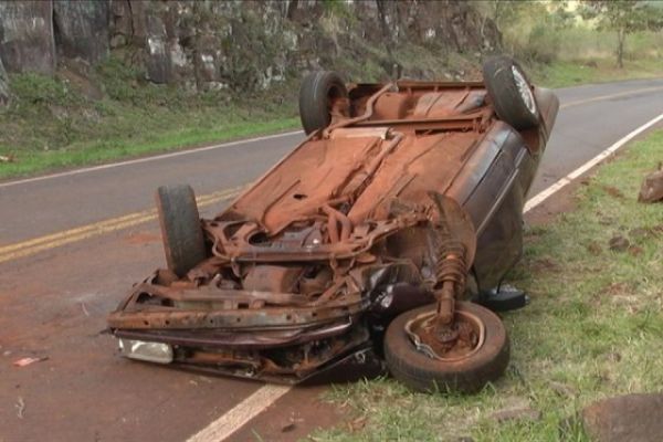 PR 573: motorista se perde em curva e carro capota