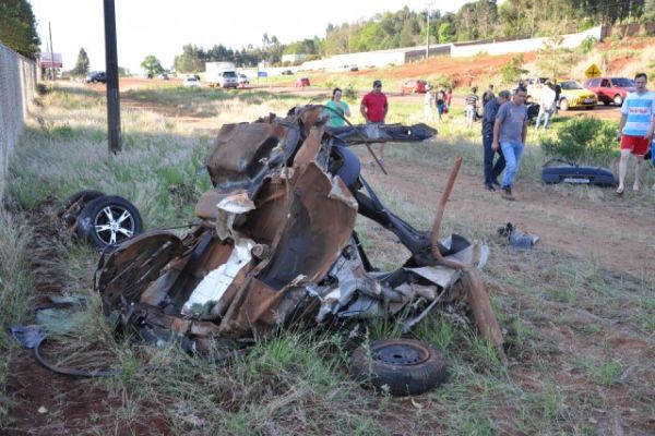 Carro parte ao meio em batida: três ficam feridos