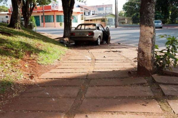 Apos manobras perigosas, condutor de veiculo perde controle e bate em arvore