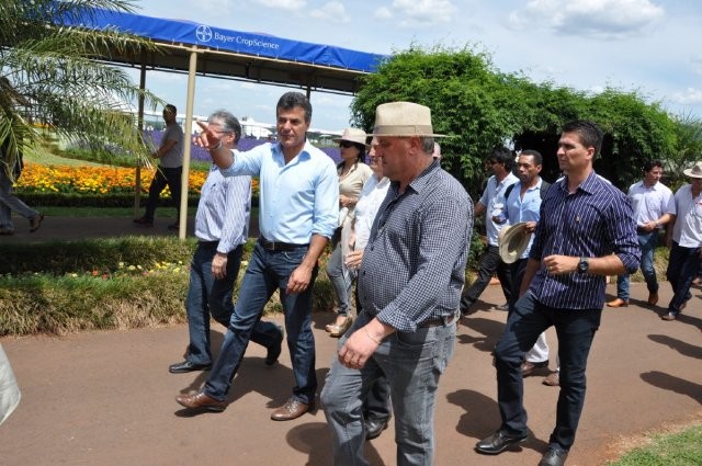 Prefeito eliezer Fontana acompanha governador Beto Richa e Senador Aécio Neves na visita ao Show Rural