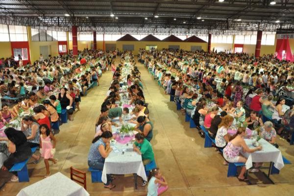 Corbélia reúne duas mil mulheres e presta homenagens