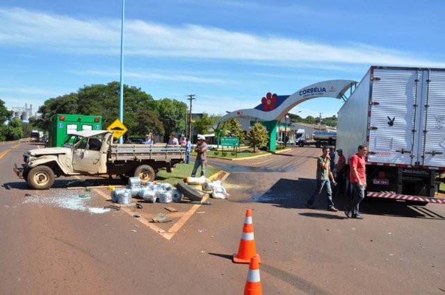 Caminhão invade preferencial e é atingido por Toyota