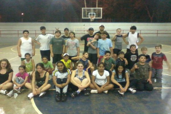 Escolinha de base para o basquetebol de Corbélia