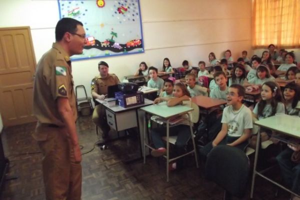 Policia Militar realiza projeto de conscientização sobre trânsito nas escolas municipais