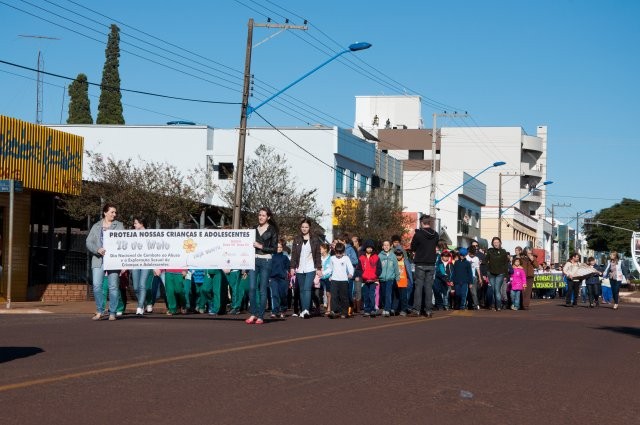 Passeata marca Dia Nacional de Combate à Exploração Sexual Infantil