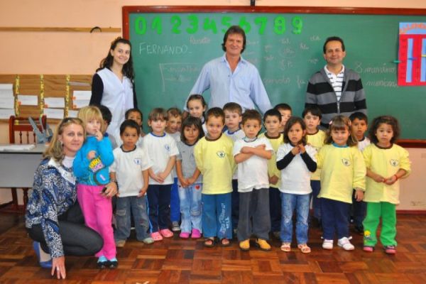 Alunos da rede municipal recebem camisetas de Projeto Mayara e Mariana Fontana