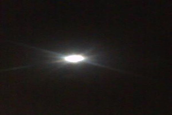 Luz misteriosa chama a atenção em Nova Aurora