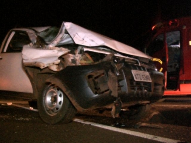 Carreta causa acidente ao fazer contorno na rodovia