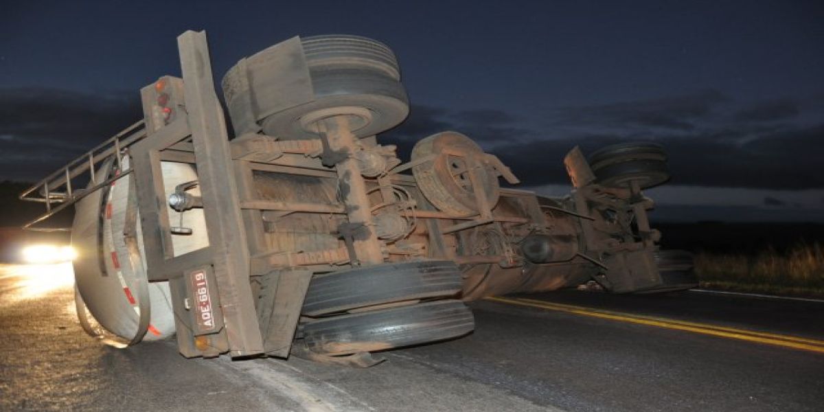 Caminhão perde o controle ao tentar desviar veículo na BR369
