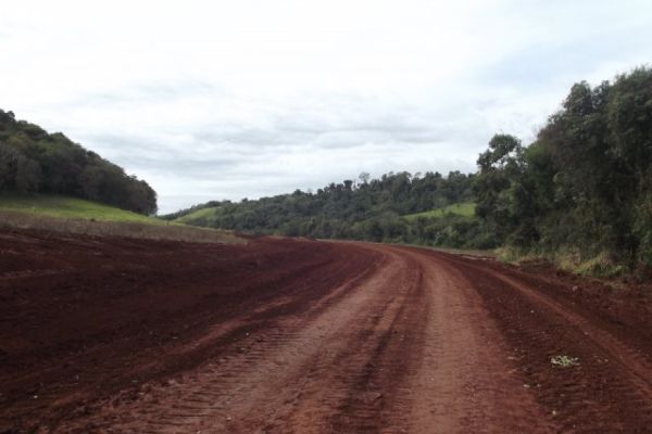 Adequação de estradas rurais entrega primeiro trecho em Corbélia