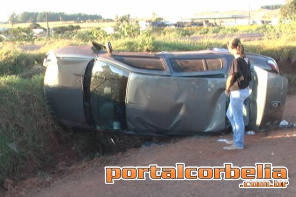 Motorista perde o controle e capota na BR 369