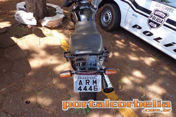POLÍCIA CÍVIL EM CORBÉLIA RECUPERA MOTOCLETA FURTADA EM CAFELÃNDIA, PRENDE E APREENDE RECEPTADORES EM CASCAVEL.