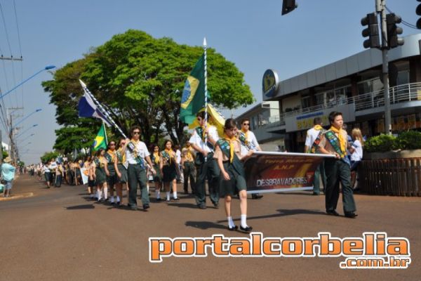 Desfile Civico movimenta centro da cidade nesta manha