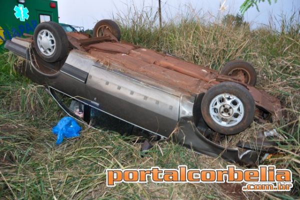 Veiculo perde o controle e capota na BR369