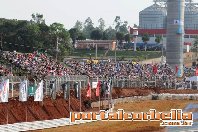 Torcida lota as arquibancadas para ver a Stock Car em Cascavel