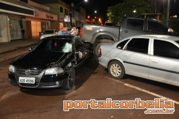 Saveiro bate em veículos estacionados no centro