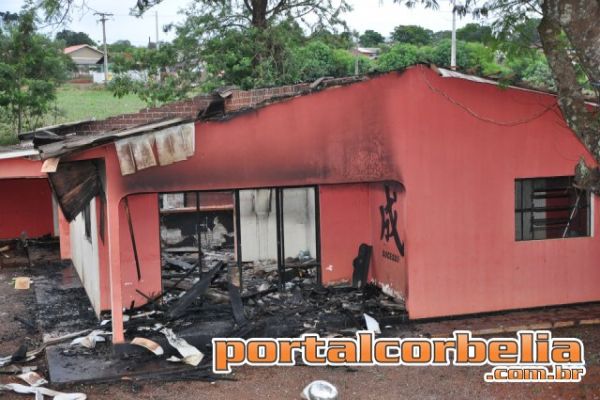 Incêndio destrói residência às margens da BR369 em Corbélia