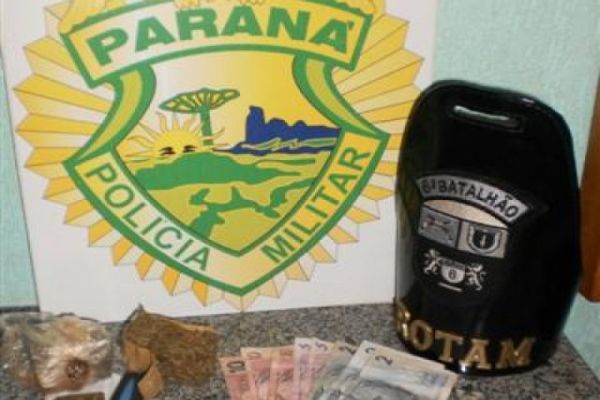 Rotam de Corbélia encontra droga e dinheiro em cima de estante na casa de traficante