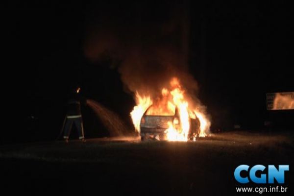 Veículo é consumido pelo fogo na BR-369 em Cascavel