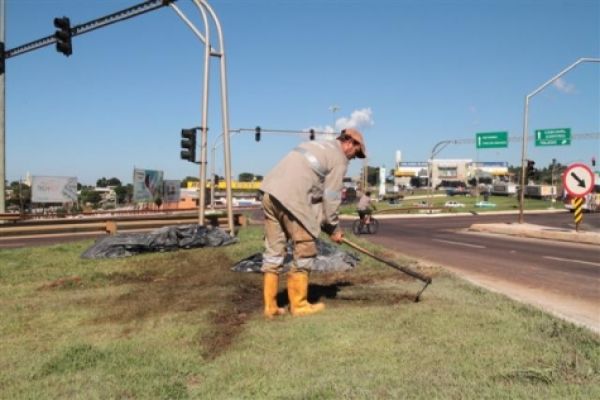 Equipes finalizam contenção de óleo diesel 