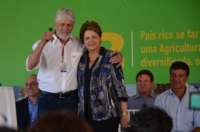 Prefeito Ivanor Bernardi recebe retroescavadeira das mãos da Presidenta Dilma