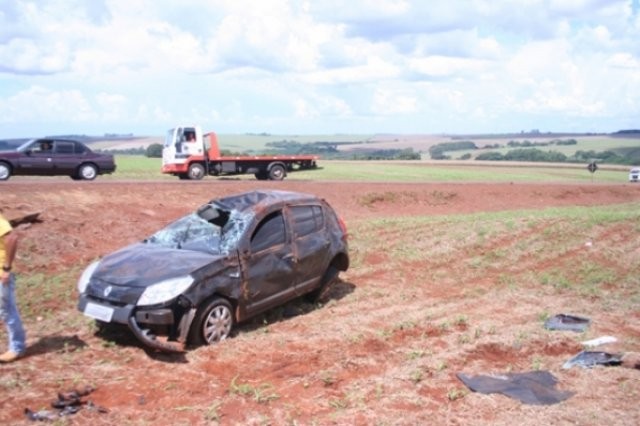 PR 574: carro desvia de veículo na contramão e capota