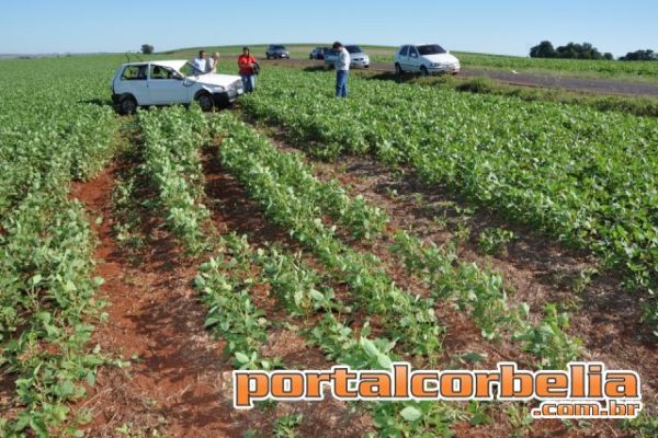 Carro perde o controle e capota na PR573