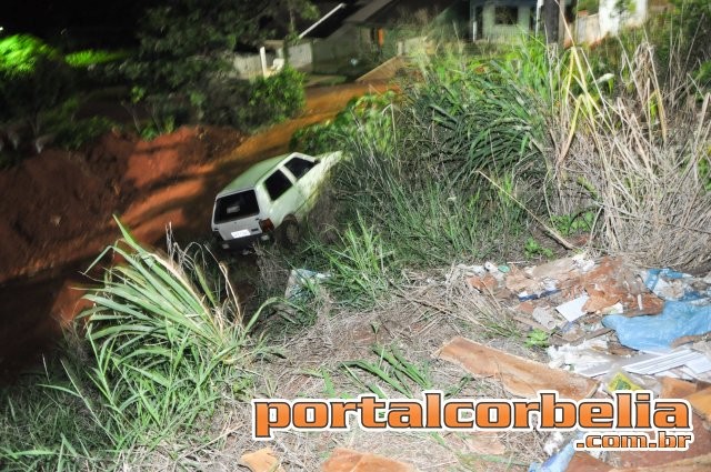 Carro cai em buraco após colisão