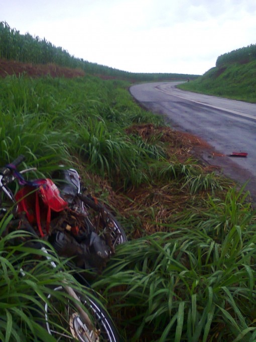 Moto capota por 120 metros após queda do condutor