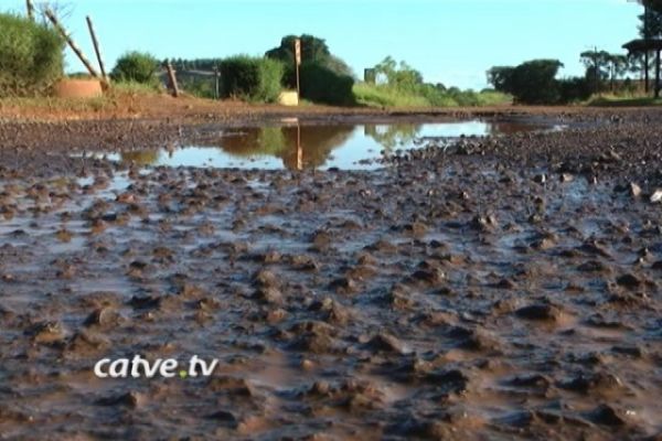 Motoristas fazem verdadeiros malabarismos na marginal da BR 369