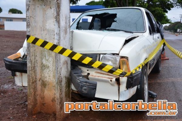 Veículo bate em poste na Avenida São Paulo