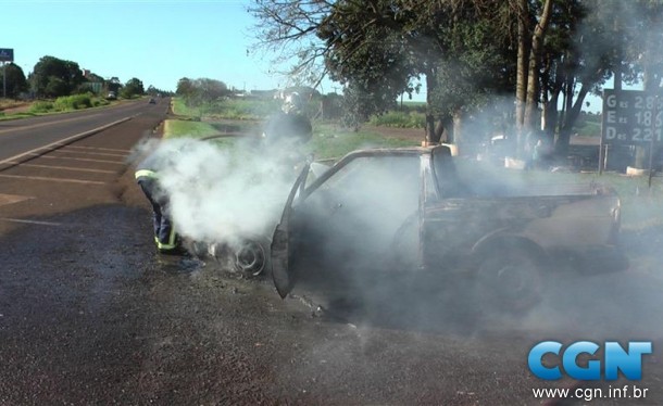 Carro pega fogo no pátio de posto de combustível