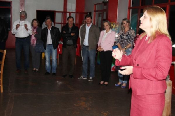 Regina Dubay ministra palestra sobre Secretaria da Mulher em Corbélia