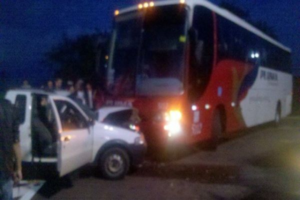 Ônibus e pick-up batem em trevo de acesso para Corbélia