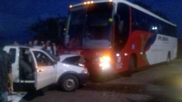 Ônibus e pick-up batem em trevo de acesso para Corbélia