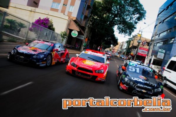 Carros da Stock Car aceleram nas ruas de Cascavel