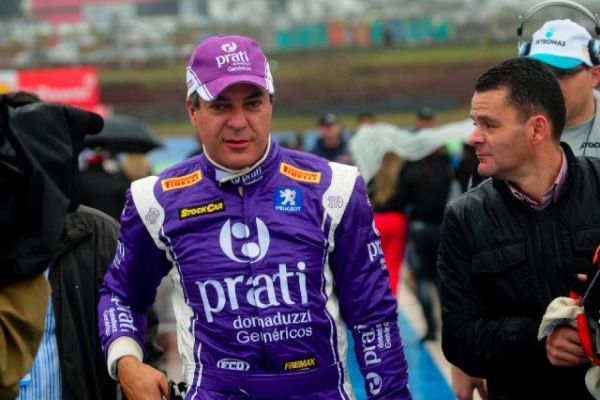 Governador paranaense Beto Richa pilota um Stock Car