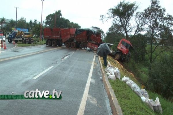 Bitrem que caiu em ribanceira é retirado; trânsito foi interditado