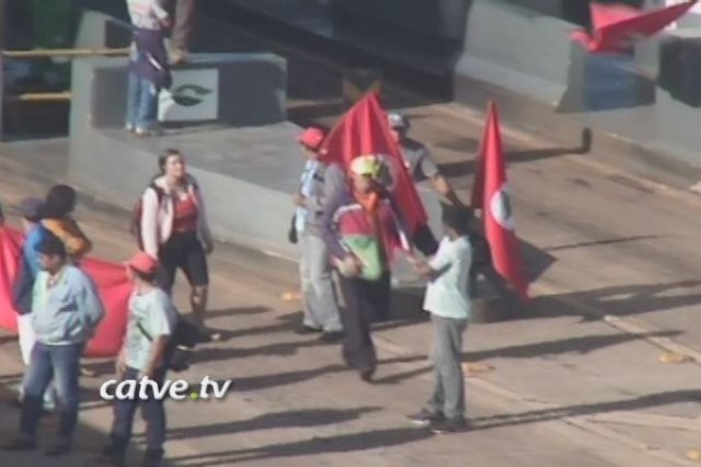 Praças de pedágios estão abertas, em Cascavel também acontece protesto