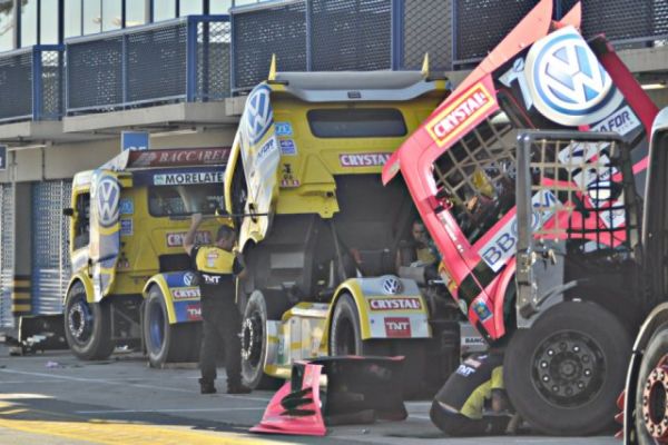 Fórmula Truck - Equipes se preparam em Pinhais para corrida em Cascavel