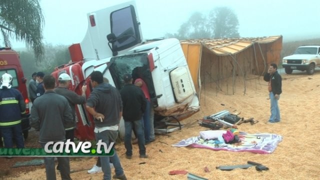 Caminhão carregado com milho tomba na PR 573