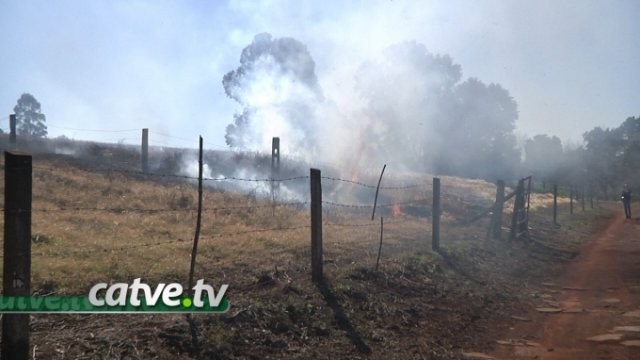 Fogo atinge área rural às margens da BR 369