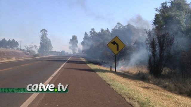 Bombeiros controlam incêndio na BR 369