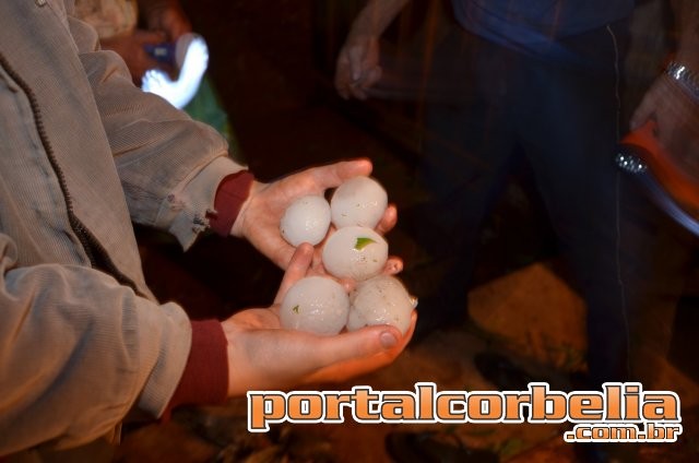 Chuva de granizo  no final da tarde atinge Corbélia e causa muitos estragos