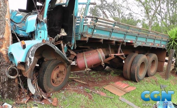 Caminhão sai da pista e bate em árvores na PR-573