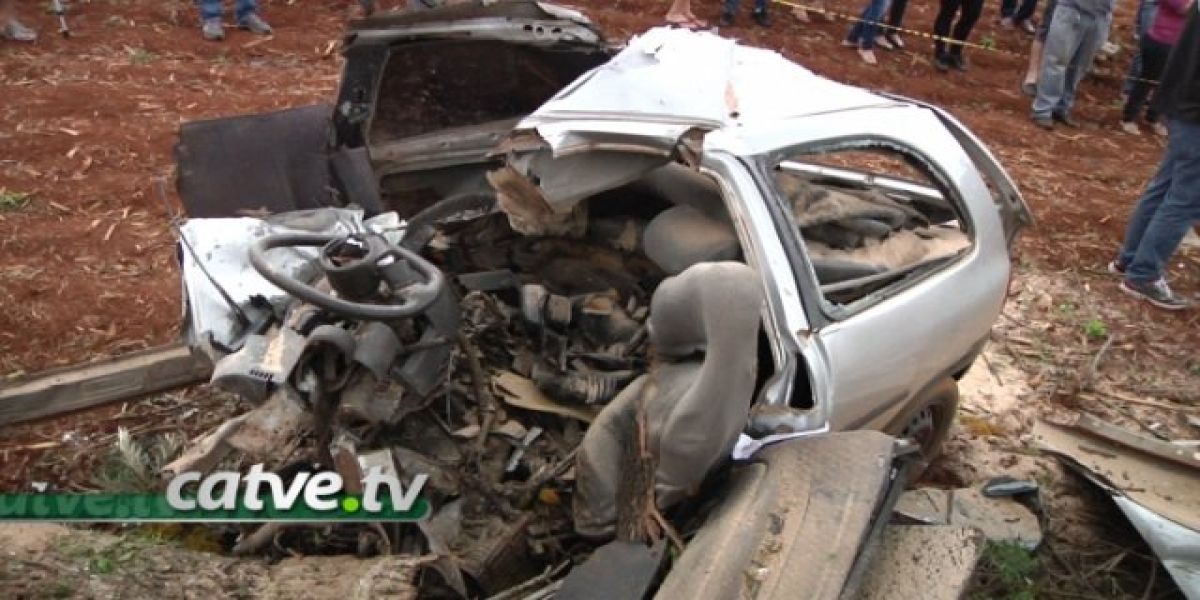 PR 574: primos são ejetados em capotamento e morrem