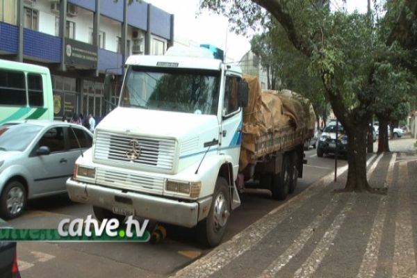 BR 369: PRF apreende caixas de cigarros em meio à carga de farinha