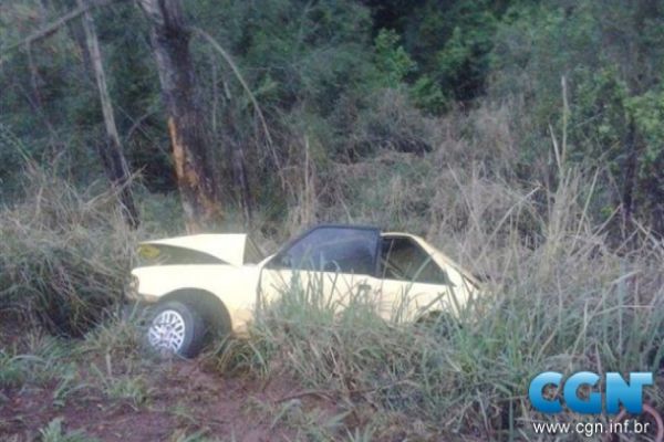 Homem morre após bater carro em árvore